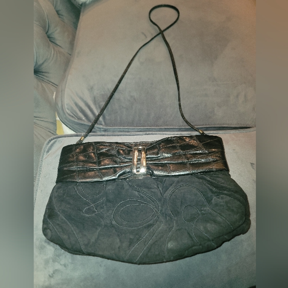 Elegant Vintage Black Shoulder Bag with Metallic Closure